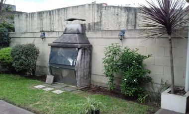 EXCELENTE CASA 2 PLANTAS EN LOTE PROPIO CON COCHERA SEMICUBIERTA, 4 HABITACIONES, PATIO Y FONDO LIBRE, LAVADERO Y JARDÍN DE INVIERNO. EXCELENTE ESTADO