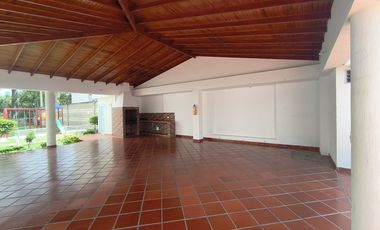 apartamento en arriendo en prados del este. Cod A32150