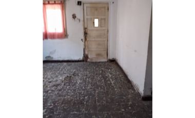 Chalet 3 ambientes a reciclar o demoler