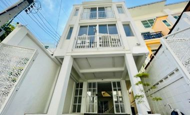 3 Bedroom Townhouse for sale in Hua Mak, Bangkok