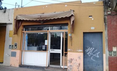 LOCAL SOBRE ARTIGAS CON PATIO