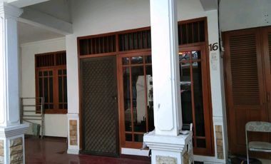 Di sewakan rumah 5 kamar, lokasi strategis, Darmo permai