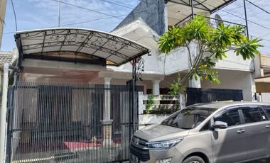 Di sewakan rumah 5 kamar, lokasi strategis, Darmo permai