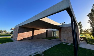 Venta casa de tres dormitorios en lote de 1000 m2 en Estancia La Rinconada, Ibarlucea