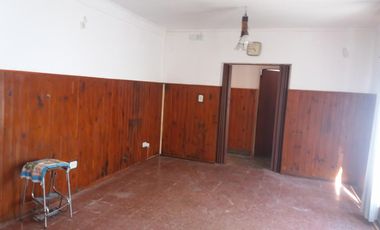 EXCELENTE PH Fdo. 3 AMB. COCINA/COMEDOR DE 5,70 X 3,80 MTS 2 DORMITORIOS DE 3,5 X 3,5 MTS CON AMPLIA VENTANA, BAÑO CON DUCHA Y PATIO DELANTERO/TRASERO