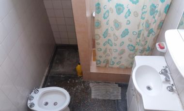 EXCELENTE PH Fdo. 3 AMB. COCINA/COMEDOR DE 5,70 X 3,80 MTS 2 DORMITORIOS DE 3,5 X 3,5 MTS CON AMPLIA VENTANA, BAÑO CON DUCHA Y PATIO DELANTERO/TRASERO