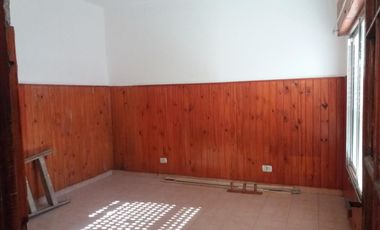 EXCELENTE PH Fdo. 3 AMB. COCINA/COMEDOR DE 5,70 X 3,80 MTS 2 DORMITORIOS DE 3,5 X 3,5 MTS CON AMPLIA VENTANA, BAÑO CON DUCHA Y PATIO DELANTERO/TRASERO