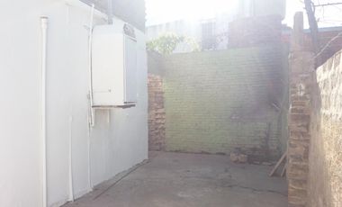 EXCELENTE PH Fdo. 3 AMB. COCINA/COMEDOR DE 5,70 X 3,80 MTS 2 DORMITORIOS DE 3,5 X 3,5 MTS CON AMPLIA VENTANA, BAÑO CON DUCHA Y PATIO DELANTERO/TRASERO