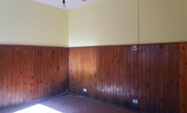 EXCELENTE PH Fdo. 3 AMB. COCINA/COMEDOR DE 5,70 X 3,80 MTS 2 DORMITORIOS DE 3,5 X 3,5 MTS CON AMPLIA VENTANA, BAÑO CON DUCHA Y PATIO DELANTERO/TRASERO