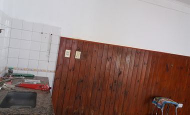 EXCELENTE PH Fdo. 3 AMB. COCINA/COMEDOR DE 5,70 X 3,80 MTS 2 DORMITORIOS DE 3,5 X 3,5 MTS CON AMPLIA VENTANA, BAÑO CON DUCHA Y PATIO DELANTERO/TRASERO