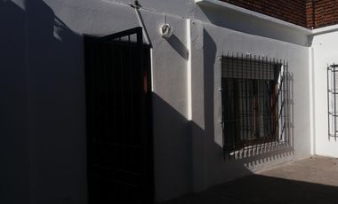 EXCELENTE PH Fdo. 3 AMB. COCINA/COMEDOR DE 5,70 X 3,80 MTS 2 DORMITORIOS DE 3,5 X 3,5 MTS CON AMPLIA VENTANA, BAÑO CON DUCHA Y PATIO DELANTERO/TRASERO