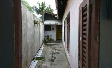 Rumah pinggir jalan manahan