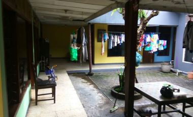 Rumah pinggir jalan manahan