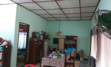 Rumah pinggir jalan manahan