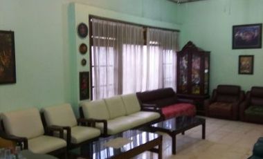 Rumah pinggir jalan manahan