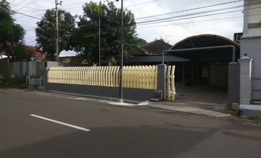 Rumah pinggir jalan manahan