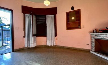 Casa de 3 o 4 AMBIENTES ubicada a 350 metros de la Avenida Hipólito Yrigoyen