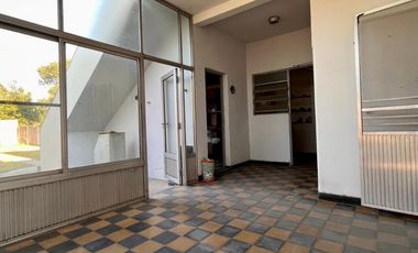 Casa de 3 o 4 AMBIENTES ubicada a 350 metros de la Avenida Hipólito Yrigoyen