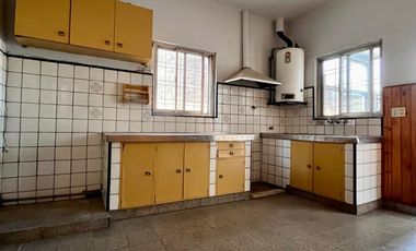 Casa de 3 o 4 AMBIENTES ubicada a 350 metros de la Avenida Hipólito Yrigoyen