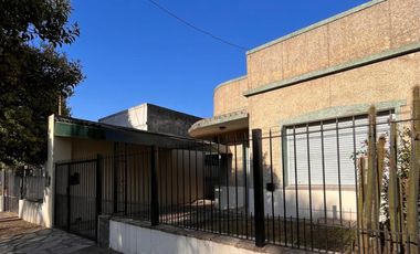 Casa de 3 o 4 AMBIENTES ubicada a 350 metros de la Avenida Hipólito Yrigoyen