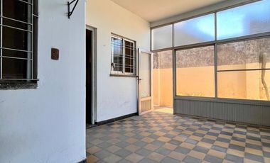Casa de 3 o 4 AMBIENTES ubicada a 350 metros de la Avenida Hipólito Yrigoyen