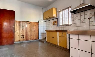 Casa de 3 o 4 AMBIENTES ubicada a 350 metros de la Avenida Hipólito Yrigoyen