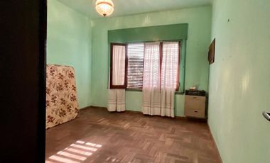 Casa de 3 o 4 AMBIENTES ubicada a 350 metros de la Avenida Hipólito Yrigoyen