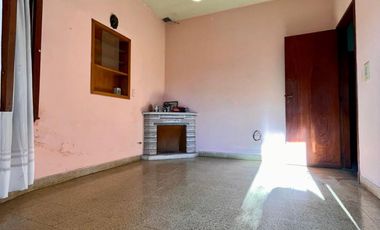 Casa de 3 o 4 AMBIENTES ubicada a 350 metros de la Avenida Hipólito Yrigoyen