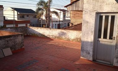 Casa de 4 Ambientes con 2 Cocheras y Terraza