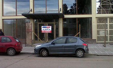 EXCELENTE LOCAL CON ESTACIONAMIENTO CENTOR BARILOCHE