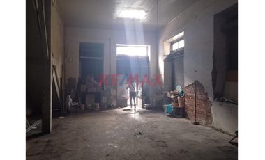Vendo Inmueble En El Cercado Primer Piso Local Comercial  Y Segundo Piso Como Vivienda