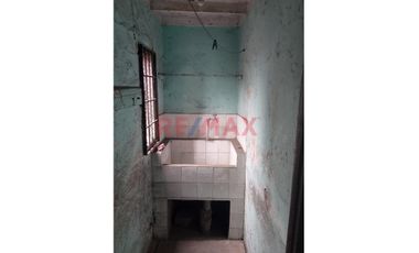 Vendo Inmueble En El Cercado Primer Piso Local Comercial  Y Segundo Piso Como Vivienda