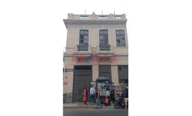 Vendo Inmueble En El Cercado Primer Piso Local Comercial  Y Segundo Piso Como Vivienda