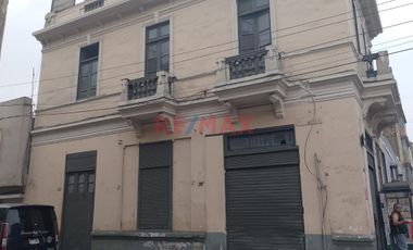 Vendo Inmueble En El Cercado Primer Piso Local Comercial  Y Segundo Piso Como Vivienda