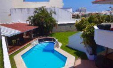 Casa en Costa en Costa de Oro, cerca de Plaza Américas