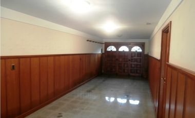 Chalet 4 ambientes. Garage / quincho para 2 autos. A estrenar. Zona San José
