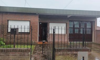 Casa en venta - 2 Dormitorios 1 Baño - Cochera - 430Mts2 - Mar del Plata