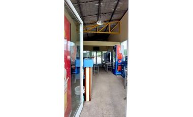 Se vende cancha de futbol sintético en Otamendi con importante cartera de clientes.
