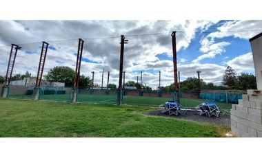 Se vende cancha de futbol sintético en Otamendi con importante cartera de clientes.