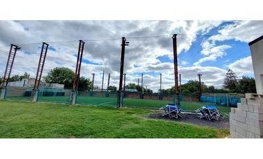Se vende cancha de futbol sintético en Otamendi con importante cartera de clientes.