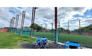 Se vende cancha de futbol sintético en Otamendi con importante cartera de clientes.