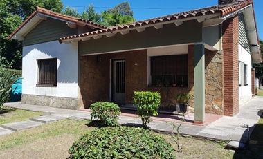 Venta de Chalet Zona La Quebrada, sobre Dastugue 2400.