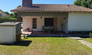 Venta de Chalet Zona La Quebrada, sobre Dastugue 2400.