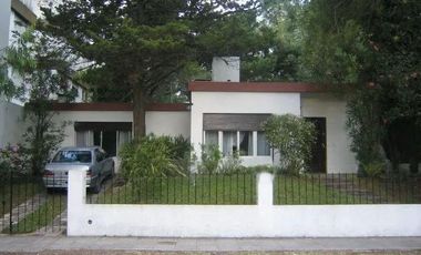 Casa en venta - 3 dormitorios 2 baños - 312mts2 - San Bernardo Del Tuyu