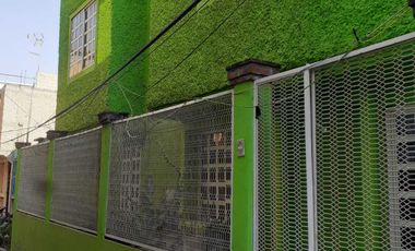 SE VENDE AMPLIA CASA DE TRES NIVELES CON BUENOS ACABADOS EN IZTAPALAPA