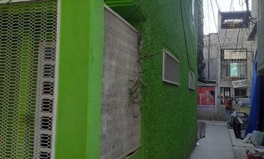 SE VENDE AMPLIA CASA DE TRES NIVELES CON BUENOS ACABADOS EN IZTAPALAPA