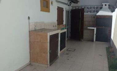 Casa en Mar Del Tuyu - Duplex - 2 dormitorios - patio con parrilla