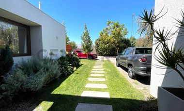 VENDO HERMOSA CASA ESTILO MEDITERRÁNEA EN SANTA ELENA CHICUREO