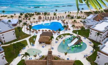 Hermosa y amplia casa en venta de dos niveles con piscina privada.