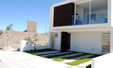 Se Vende Hermosa Casa en Cañadas del Arroyo, 3 Recámaras, Jardín, Estudio, LUJO